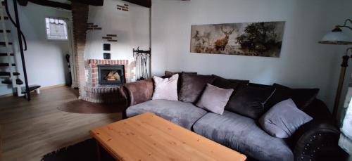 uma sala de estar com um sofá e uma lareira em 300 Jahre altes Haus in der historischen Altstadt em Arnsberg