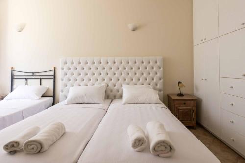 a bedroom with two beds with white towels on them at Villa Alba Minies in Minia