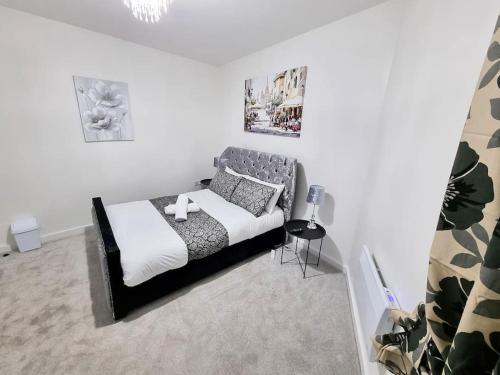 1 dormitorio con 1 cama en una habitación blanca en 16A Ground floor setup for your most amazing relaxed stay Free Parking Free Fast WiFi, en Morley