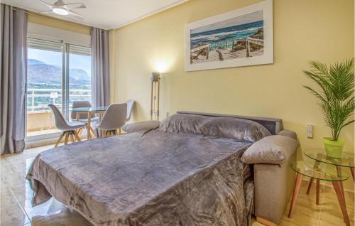 Schlafzimmer mit einem Bett, einem Tisch und Stühlen in der Unterkunft Gorgeous Apartment In Benidorm With Outdoor Swimming Pool in Benidorm