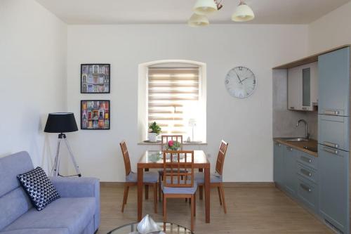 un soggiorno con tavolo e divano blu di New renovated appartment Mauri a Poreč (Parenzo)