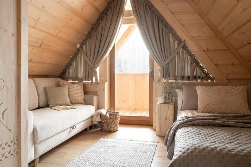 una camera con letto e finestra di Osada Roztoki - Luxury Chalets a Kościelisko