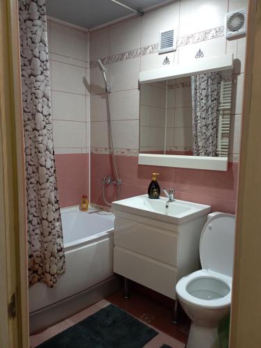 a bathroom with a sink and a toilet and a bath tub at Apartament cu 2 odai in chirie or.Soroca in Soroca