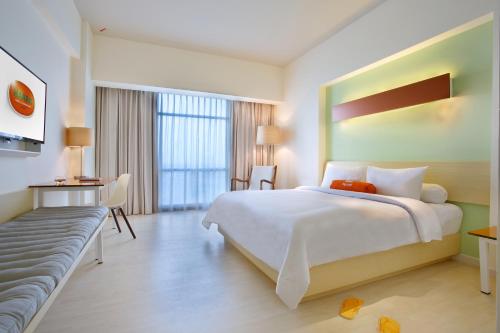 Postel nebo postele na pokoji v ubytování HARRIS Hotel & Conventions Bekasi