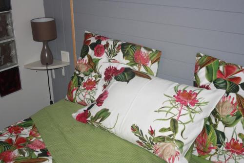 - un lit avec un oreiller orné de fleurs dans l'établissement Gite De LA BALLADE, à François