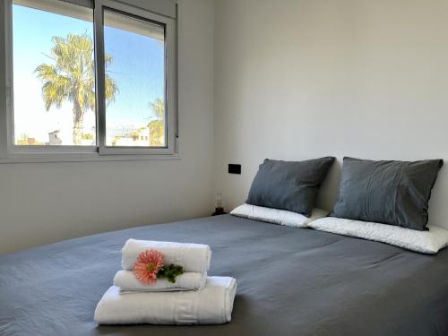 1 dormitorio con 1 cama con 2 almohadas y ventana en Relaxing Sea Views by Gloove, en Alicante