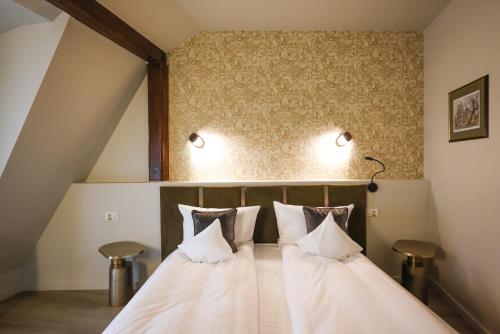 2 camas en una habitación con 2 almohadas en Pensiunea Nora, en Timisoara