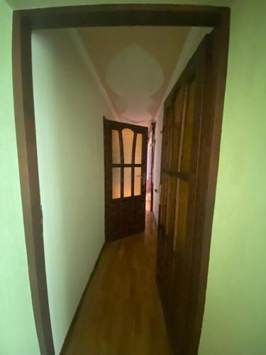 an empty hallway in a house with a window at Просторі та комфортні апартаменти «Д.І.М.» in Kamianets-Podilskyi