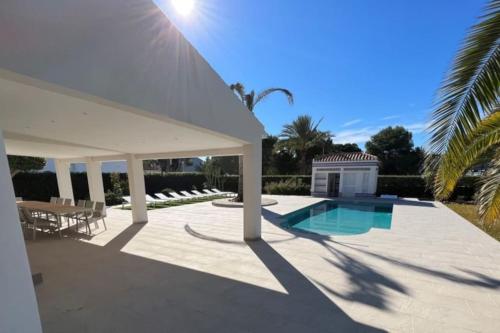 Casa blanca con piscina y pabellón en Moderne Finca in Strandnähe, en Orihuela