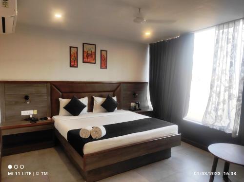 ein Schlafzimmer mit einem großen Bett in einem Zimmer in der Unterkunft HOTEL K79 in Jamshedpur