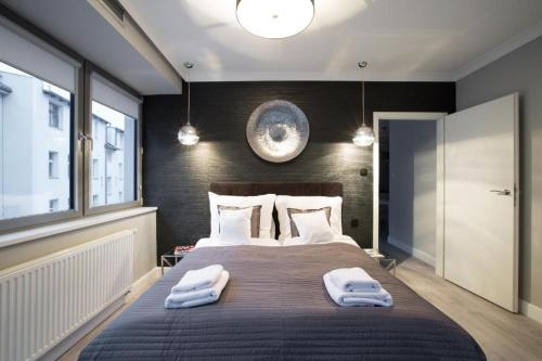 1 dormitorio con 1 cama grande y 2 toallas. en Apartament Old Town Tartaczna 9D, en Gdansk