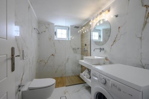普拉坦斯的住宿－Platanias Villa Spyros，白色的浴室设有卫生间和水槽。