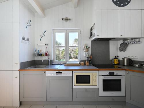 Photo de la galerie de l'établissement Maison Familiale Calme avec Jardin et Terrasse Plein Sud - Les Portes-en-Ré - FR-1-434-103, aux Portes