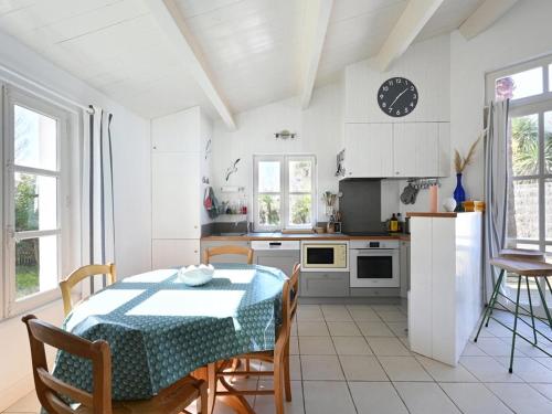 Photo de la galerie de l'établissement Maison Familiale Calme avec Jardin et Terrasse Plein Sud - Les Portes-en-Ré - FR-1-434-103, aux Portes