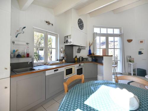 Photo de la galerie de l'établissement Maison Familiale Calme avec Jardin et Terrasse Plein Sud - Les Portes-en-Ré - FR-1-434-103, aux Portes