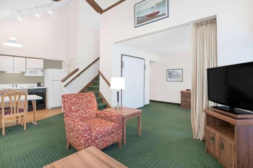 Μια τηλεόραση ή/και κέντρο ψυχαγωγίας στο Hawthorn Extended Stay by Wyndham Green Bay
