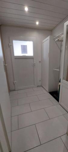 a small room with a door and a window at Ferienwohnung/Monteurzimmer auf dem Bauernhof in Mörlenbach