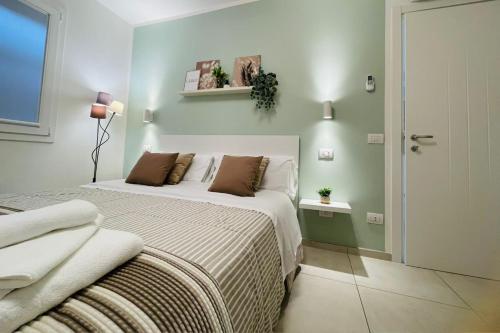 a bedroom with a large white bed in a room at Ca' Ross in Formigine