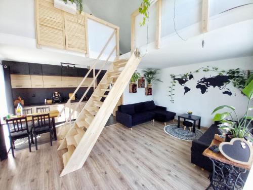 una sala de estar con una escalera de caracol en un loft en Eleonor Accommodation en Liszki