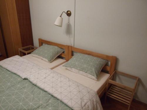 - 2 lits jumeaux dans une petite chambre avec une lampe dans l'établissement Georgina, à Rospi Ćuprija