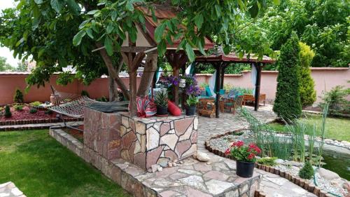 Κήπος έξω από το Villa Diana Apartments