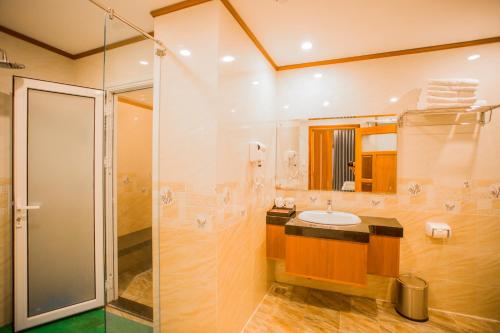 y baño con lavabo y ducha. en Lien Do Star Hotel, en Bao Loc