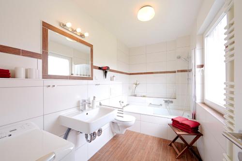 ein weißes Bad mit einem Waschbecken und einem WC in der Unterkunft Ferienwohnung Zollstraße 1. Etage in Bleckede