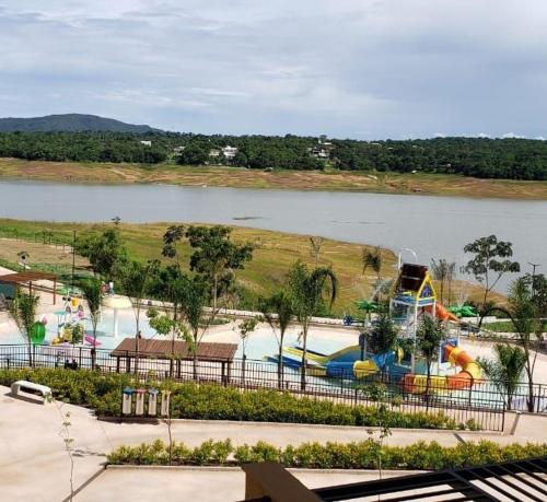 Blick auf einen Wasserpark mit einer Wasserrutsche in der Unterkunft Praias do Lago Eco Resort in Caldas Novas