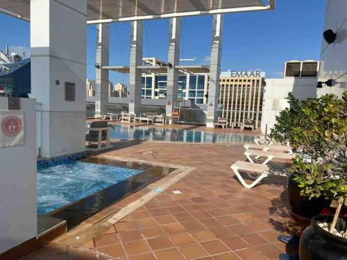 uma piscina no telhado de um edifício em Sunkissed holiday homes Modern 2BR Apt near JBR beach, Marina mall & DMCC metro no Dubai