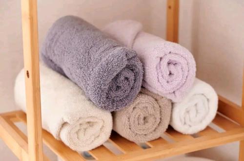 stos ręczników leżący na półce w obiekcie Bliss penthouse2 w Seulu