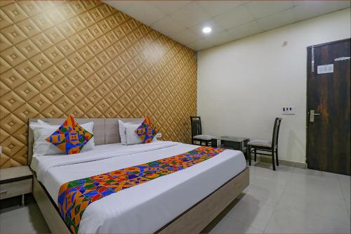 een slaapkamer met een groot bed in een kamer bij FabHotel Heaven Agya Ludhiana in Ludhiana