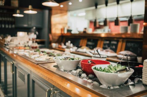 セイナヨキにあるOriginal Sokos Hotel Vaakuna Seinäjokiのレストランの定食