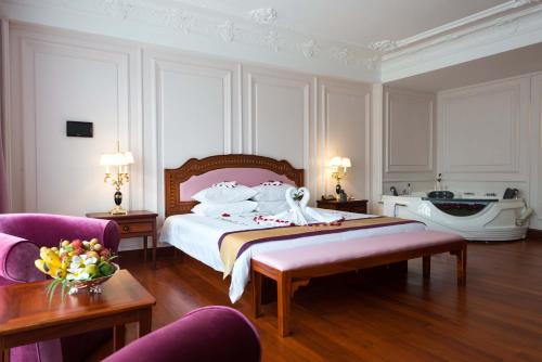 Ένα ή περισσότερα κρεβάτια σε δωμάτιο στο Regency Angkor Hotel