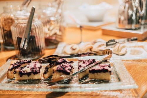 セイナヨキにあるOriginal Sokos Hotel Vaakuna Seinäjokiの皿に盛られたケーキ2個