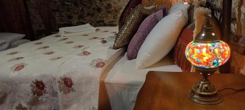 Postel nebo postele na pokoji v ubytování Demeter Rose Stonehouse Pansion