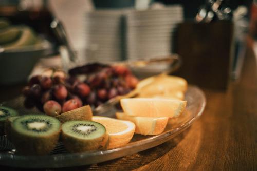 セイナヨキにあるOriginal Sokos Hotel Vaakuna Seinäjokiのチーズ一皿