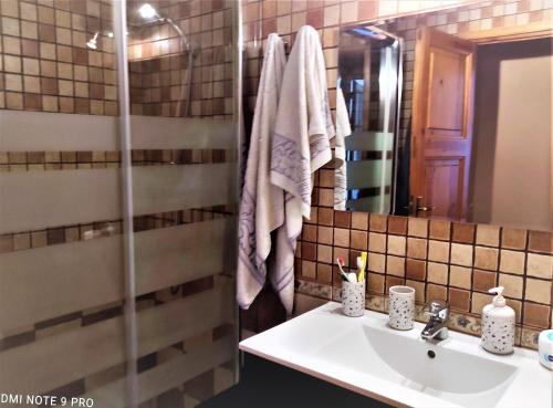 Apartamento Country Club 605 في بالس: حمام مع حوض ومرآة