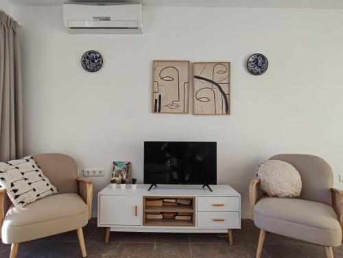 Televízia a/alebo spoločenská miestnosť v ubytovaní ACAPULCO PLAYA 26 MENYBER