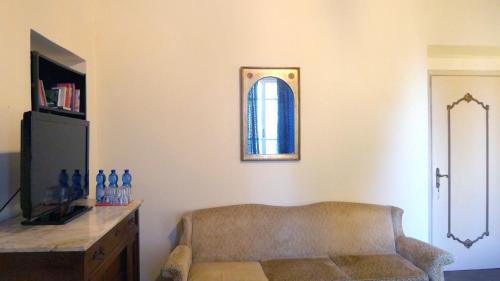 a living room with a couch and a mirror at Bresbot B&B in Bressana Bottarone