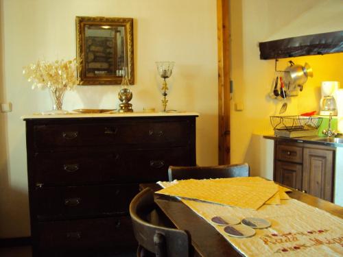 une salle à manger avec une table et une commode dans l'établissement Studio Fetsi, à Kiónion