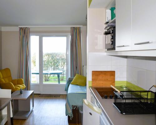 Kuchyňa alebo kuchynka v ubytovaní Appt F2 de plain-pied avec terrasse - 2 étoiles