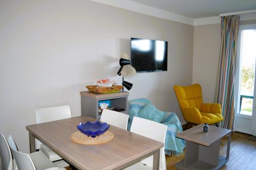 Televízia a/alebo spoločenská miestnosť v ubytovaní Appt F2 de plain-pied avec terrasse - 2 étoiles