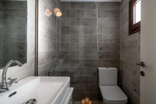 Ένα μπάνιο στο Brand new Villa Plyto - Amazing views - Heated pool