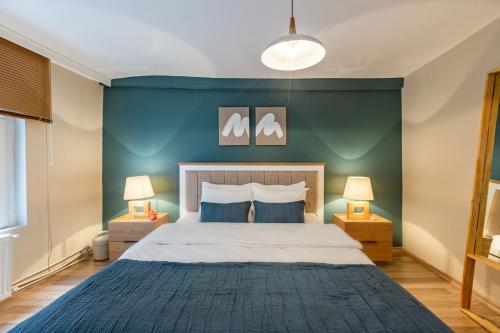 1 dormitorio con 1 cama grande y paredes azules en Gorgeous House with Refreshing Garden in Besiktas, en Estambul