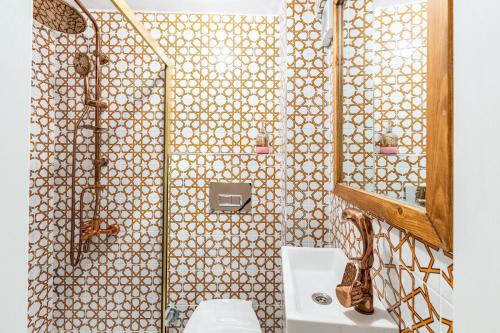y baño con ducha, aseo y lavamanos. en Gorgeous House with Refreshing Garden in Besiktas, en Estambul
