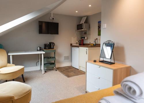 a room with a kitchen and a living room at Union Street Suites in Kelso