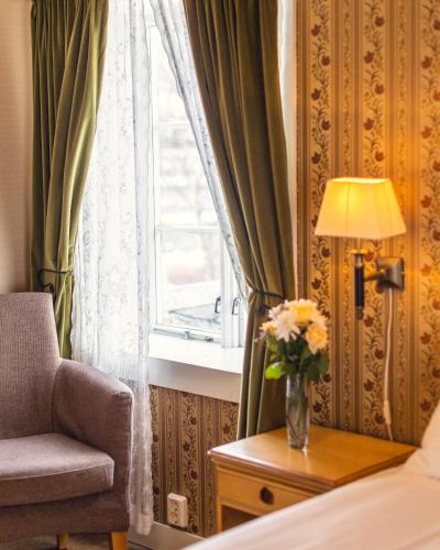 Katil atau katil-katil dalam bilik di Fru Haugans Hotel