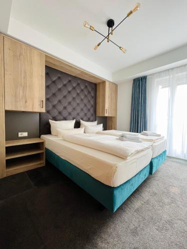 Кровать или кровати в номере Einzigartiges Panoramaapartment an der Frauenkirche
