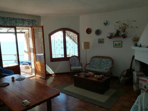 een woonkamer met een bank en een tafel bij Villa Carmen di Torre delle Stelle in Torre delle Stelle