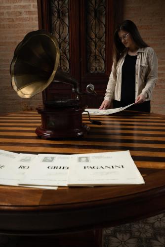 a woman standing in front of a table with a mirror at LA PIANTA - Uma experiência na Villa de Monte Verde in Monte Verde